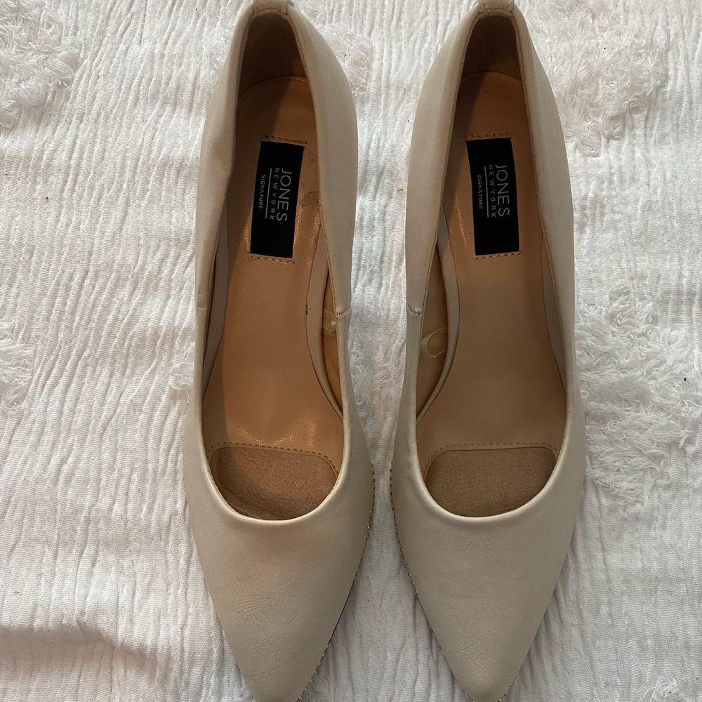 Jones New York beige heels with gold accents size 7